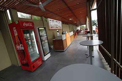 La terrasse de la Pâtisserie Abidjanaise vous accueille 24H/24